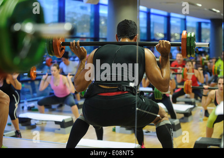Fitness-Instruktor Reflexion im Spiegel der ein Fitness-Studio während einer Body Pump-Klasse Stockfoto