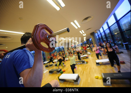 Körper-Pumpe-Fitness-Klasse in der Turnhalle Stockfoto