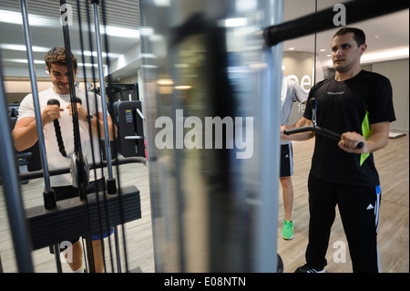 Männer trainieren Sie im Fitness-Studio Stockfoto