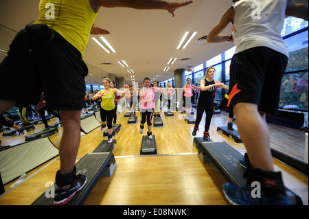 Step Aerobic-Fitness-Kurs in der Turnhalle Stockfoto