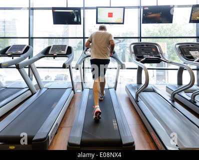 Mann allein laufen auf einem Laufband im Fitnessstudio Stockfoto