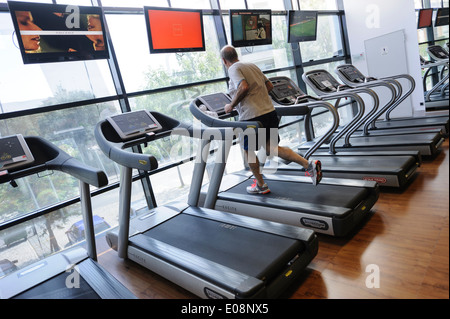 Mann läuft allein auf Laufband im Fitnessstudio Stockfoto