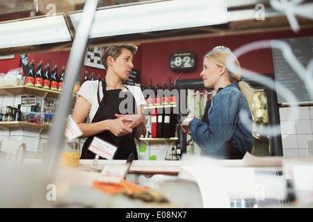 Verkäuferinnen im Supermarkt im Gespräch Stockfoto