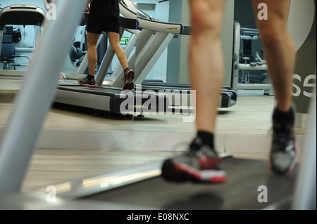 Laufen auf dem Laufband im Fitnessstudio Stockfoto