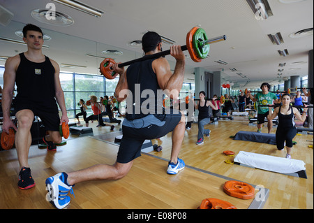 Fitness-Trainer Longe Übungen während Body Pump-Fitness-Klasse in der Turnhalle Stockfoto