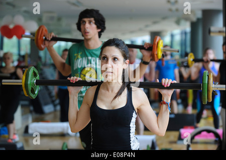 Frau während einer Body Pump-Fitness-Klasse in der Turnhalle Stockfoto