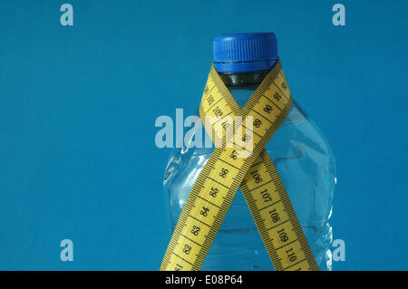 Abbildung – am 29. Dezember 2009 ist in Deutschland ein Maßband um eine Wasserflasche gewickelt. Fotoarchiv für Zeitgeschichte - KEIN KABELDIENST Stockfoto