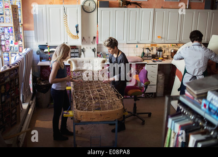 Arbeitnehmerinnen, die Chaiselongue zusammen in der Werkstatt machen Stockfoto