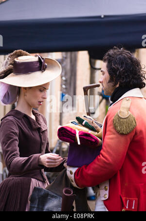 Corsham Wiltshire 6. Mai 2014 Dreharbeiten des BBC-Dramas Poldark vor Ort in Corsham Wiltshire. Die BBC haben diese kleinen Landstadt, deren hit 70er Jahre Drama basierend auf den Werken von Winston Graham remake übernommen.  Aidan Turner und Heida Reed Credit: Herr Standfast/Alamy Live-Nachrichten Stockfoto