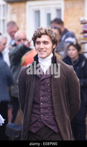 Corsham Wiltshire 6. Mai 2014 Dreharbeiten des BBC-Dramas Poldark vor Ort in Corsham Wiltshire. Die BBC haben diese kleinen Landstadt, deren hit 70er Jahre Drama basierend auf den Werken von Winston Graham remake übernommen.  Jack Farthing Credit: Herr Standfast/Alamy Live-Nachrichten Stockfoto