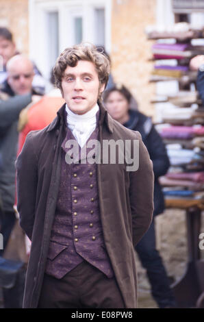 Corsham Wiltshire 6. Mai 2014 Dreharbeiten des BBC-Dramas Poldark vor Ort in Corsham Wiltshire. Die BBC haben diese kleinen Landstadt, deren hit 70er Jahre Drama basierend auf den Werken von Winston Graham remake übernommen.  Jack Farthing Credit: Herr Standfast/Alamy Live-Nachrichten Stockfoto