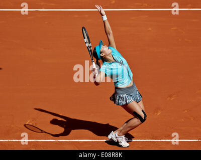 Madrid, Spanien. 6. Mai 2014. Na Li China dient den Ball während des Spiels mit am 3. Tag der Madrid Open von La Caja Magica. Bildnachweis: Aktion Plus Sport/Alamy Live-Nachrichten Stockfoto