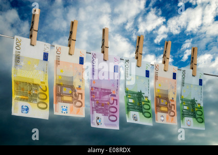 Euro-Scheine an eine Wäscheleine, als Symbol für Geldwäsche hängen. Stockfoto
