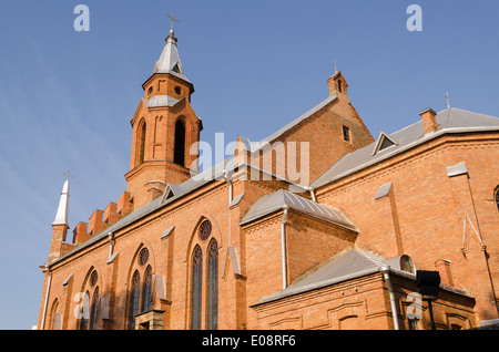 gotische Kirche mit kreuzt und Rundbogenfenster auf blauen Himmelshintergrund Stockfoto