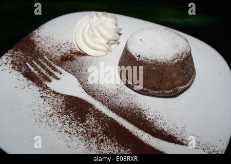 Schokoladen-Fondant Dessert. Stockfoto