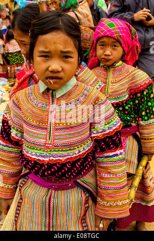 Zwei Mädchen vom Stamm Flower Hmong Hill auf dem ethnischen Markt können Cau, Provinz Lao Cai, Vietnam Stockfoto