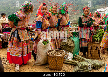 Flower Hmong Leute auf dem ethnischen Markt In können Cau, Provinz Lao Cai, Vietnam Stockfoto