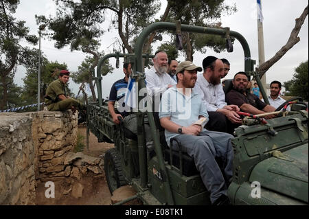 Jerusalem, Israel. 6. Mai 2014. Orthodoxe religiöse Juden in einer Armee-Ausstellung auf Ammunition Hill eine israelische nationale Gedenkstätte wurde von einem ehemaligen befestigten jordanischen Militärposten in Jerusalem, Israel im Rahmen der Feierlichkeiten zum Tag der Unabhängigkeit am 6. Mai 2014. Israel-Kennzeichnung ist 66 Jahre seit der Gründung des jüdischen Staates im Jahre 1948. Bildnachweis: Eddie Gerald/Alamy Live-Nachrichten Stockfoto