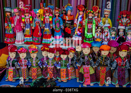 Souvenir Puppen zum Verkauf an die wöchentliche ethnischen Markt In Coc Li, Provinz Lao Cai, Vietnam Stockfoto