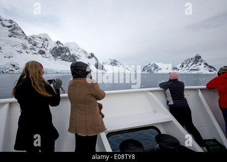 weibliche Passagiere an Bord eines Schiffes, die Annäherung an den Lemaire-Kanal-Antarktis Stockfoto