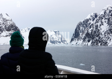 Passagiere an Bord eines Schiffes, die Annäherung an den Lemaire-Kanal-Antarktis Stockfoto