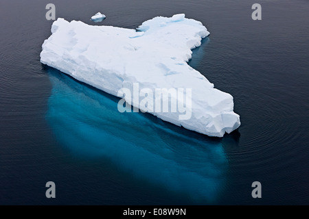 Eisberg mit kleinem Teil über der Wasserlinie und großem Volumen unter der Antarktis Wissenschaft schwimmende Eisberg Eis unter dem Wasserspiegel versteckte Tiefe Stockfoto