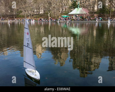 Fernbedienung-Segelboot, Konservatorium Wasser im Central Park in New York City Stockfoto