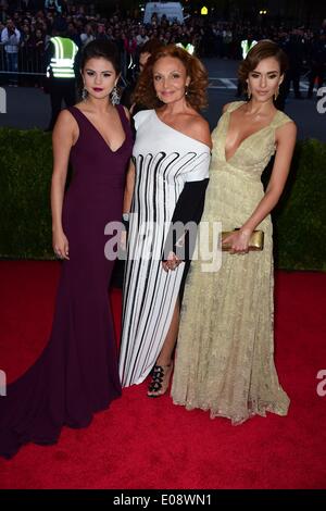 Selena Gomez, Diane Von Furstenberg, Jessica Alba im Ankunftsbereich für "Charles James: Beyond Fashion" Opening Night am The Metropolitan Museum of Art jährliche Gala - Teil 7, Anna Wintour Kostüm Center, New York, NY 5. Mai 2014. Foto von: Gregorio T. Binuya/Everett Collection Stockfoto