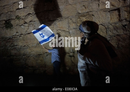 Ein israelischer Mann Wellen der Israelischen Nationalflagge in der alten Stadt während 66th Tag der Unabhängigkeit feiern in Jerusalem Israel Stockfoto