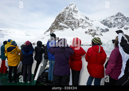 Passagiere an Bord eines Schiffes durch den Lemaire-Kanal und Deloncle Bucht Antarktis Stockfoto