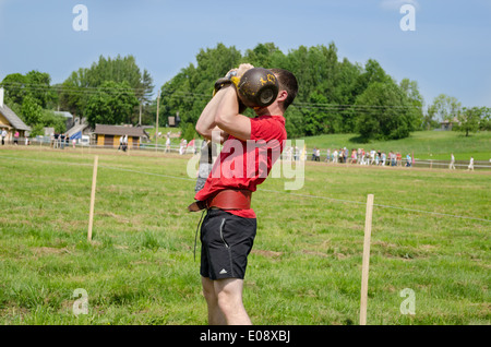 junger Mann schwere Gewichte heben in Bodybuilding-Wettkampf Stockfoto