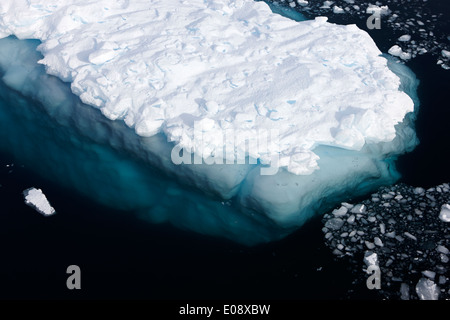 Eisberg mit kleinen Teil oberhalb der Wasserlinie und riesige Volumen unter Antarktis Stockfoto