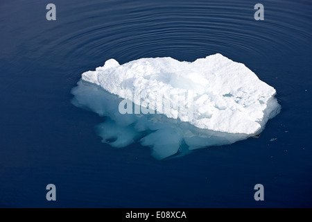 kleiner Eisberg mit kleinen Teil oberhalb der Wasserlinie und riesige Volumen unter Antarktis Stockfoto