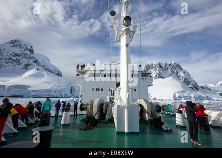 Passagiere an Bord eines Schiffes zwischen Roullin Point und Cape Cloos am Ende des Lemaire-Kanal-Antarktis Stockfoto