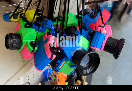 bunte Kunststoff Spielzeugkameras außerhalb Souvenir-Shop, mont St. Michel, Normandie, Frankreich Stockfoto