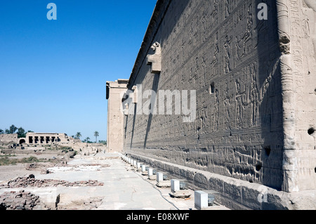 Ägypten, Dendera, ptolemäischen Tempel der Göttin Hathor.View der Außenwände. Stockfoto