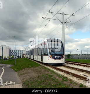 Edinburgh-Straßenbahn Edinburgh Park Stop im schottischen Edinburgh zu verlassen und in Richtung Flughafen Stockfoto