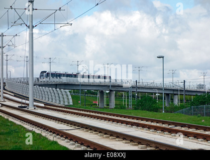 Edinburgh-Straßenbahn Edinburgh Park Stop im schottischen Edinburgh zu verlassen und in Richtung Flughafen über Überführung über Hauptbahnhof Stockfoto