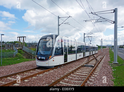 Edinburgh-Straßenbahn Edinburgh Park Stop im schottischen Edinburgh zu verlassen und in Richtung Flughafen Stockfoto