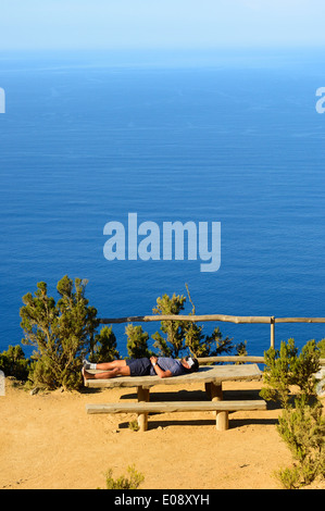 Ein Wanderer ruht auf einer Holzbank. La Gomera Kanarische Inseln, Provinz Santa Cruz De Tenerife. Spanien Stockfoto