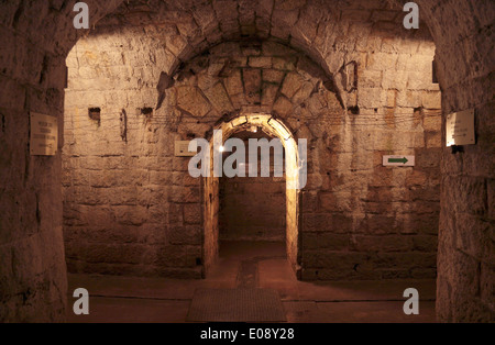 Torbogen im Inneren Fort de Douaumont, Verdun, Lothringen, Frankreich. Stockfoto