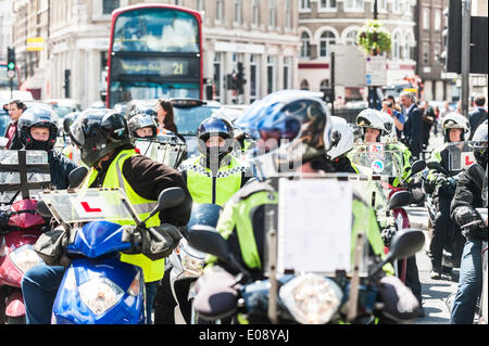 London, Großbritannien. 6. Mai 2014, Trainee London Taxi fahrer Chaos auf den Straßen von Southwark, wie sie Protest über die Weigerung, ein schwarzes Taxi Taxistand vor dem Eingang zum Shard zu platzieren. Fotograf: Gordon Scammell/Alamy leben Nachrichten Stockfoto