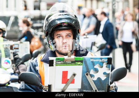 London, UK. 6. Mai 2014, sehr satt Trainee Taxifahrer Teilnahme an den Protesten über die Weigerung, ein Black Cab Taxistand befindet sich vor dem Eingang zum The Shard zu platzieren. Fotograf: Gordon Scammell/Alamy Live-Nachrichten Stockfoto