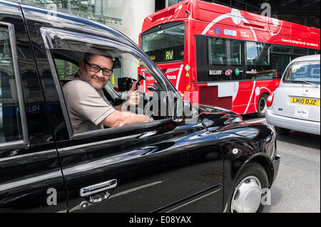 London, Großbritannien. 6. Mai 2014, einem schwarzen Londoner Taxifahrer seine Unterstützung zeigt auf die Demonstration blockieren die Straßen von Southwark aus Protest gegen die Weigerung, ein schwarzes Taxi Taxistand vor dem Eingang zum Shard zu platzieren. Fotograf: Gordon Scammell/Alamy leben Nachrichten Stockfoto