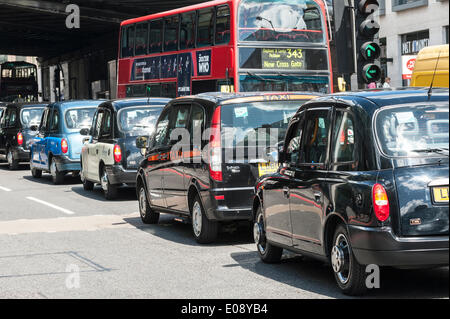 London, UK. 6. Mai 2014, bringen Taxis Chaos in den Straßen von Southwark aus Protest über die Weigerung, ein Black Cab Taxistand befindet sich vor dem Eingang zum The Shard zu platzieren. Fotograf: Gordon Scammell/Alamy Live-Nachrichten Stockfoto