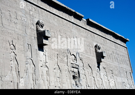 Ägypten, Dendera, ptolemäischen Tempel der Göttin unter der Leitung von Hathor.Lion Wasser Auslauf an der Außenwand. Stockfoto