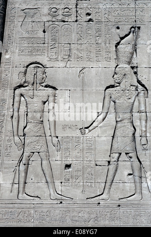 Ägypten, Dendera, ptolemäischen Tempel der Göttin Hathor.Carvings an Wänden. Stockfoto