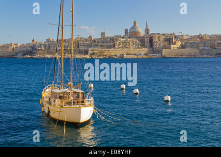 Boot vor der Skyline von Valletta mit der St. Pauls Cethedral Stockfoto
