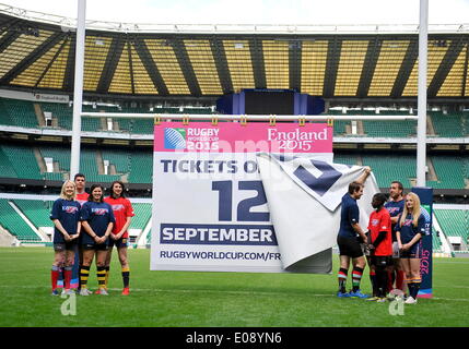 Twickenham, Großbritannien. 6. Mai 2014. Nr. 12-Spieler aus lokalen Rugby-Clubs zeigen das Datum, das Tickets freigegeben werden für Verkauf, 12. September 2014 während der 500 Tage gehen bis die Rugby World Cup 2015 Ankündigung im Twickenham Stadion am 6. Mai 2014 in London, England. Bildnachweis: Aktion Plus Sport/Alamy Live-Nachrichten Stockfoto