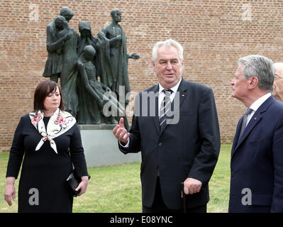 Theresienstadt, Tschechische Republik. 6. Mai 2014. German President Joachim Gauck (R) und Czech President Milos Zeman (C) besuchen die KZ-Gedenkstätte in Theresienstadt, Tschechische Republik, 6. Mai 2014. Frau auf der linken Seite ist Ivana Zemanová. Der Bundespräsident ist zum Staatsbesuch in die Tschechische Republik. Foto: WOLFGANG KUMM/Dpa/Alamy Live News Stockfoto